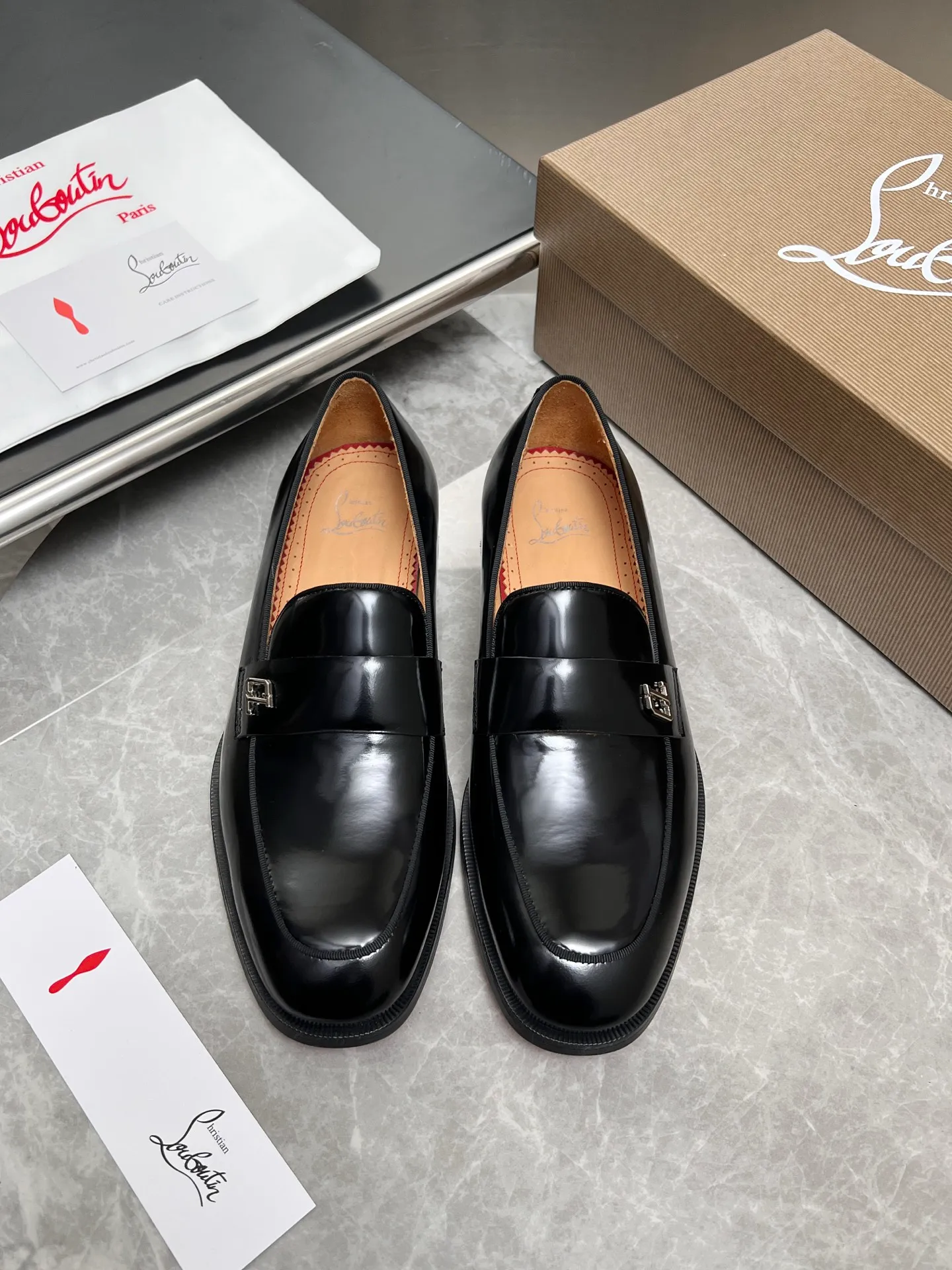 [CL red sole] Top P: 900💰 Number of yards: 39~44 (38.4546. Customized, non-refundable) CL new men's formal shoes Loaf leather shoes Christia* Loubouti* red sole shoes The red sole is luxurious and elegant, reshaping the style boundary of casual formal wear. It is extremely innovative in material selection, and creates a rich visual and tactile experience through the collision of different materials! Made of top-grade calfskin/glossy patent leather/spliced ​​technical fabric in contrasting colors. The upper is stitched by hand with fine and even stitching. It is based on the square-toe loafer shoe shape, with neat and elegant lines, which fits the toughness of men's wear. The upper is embellished with metal rivets, injecting individual details into classic loafers, breaking the mediocrity of casual shoes, and giving a concrete expression of "low-key luxury". From the original color/red cowhide lining inside the shoe to the instantly recognizable red sole, the "red sole" is not only the brand's visual identity, but also a "luxury codeword" when walking. The red sole exposed inadvertently conveys taste and identity instantly. From the innovative splicing of materials, to the personalized fusion of design, to the ingenious inheritance of craftsmanship, the Christian Louboutin men's loafer series is not only a pair of casual shoes, but also a "yuppie style" dressing weapon for men. Whether it is a casual business meeting or a casual look for daily travel, it can help you become a unique and stylish man in every occasion with its "red Loaf" attitude.